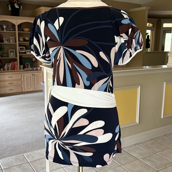 BCBGMAXAZRIA Faux Wrap Top Blue Cream Size Medium M Excellent Condition - Picture 8 of 11